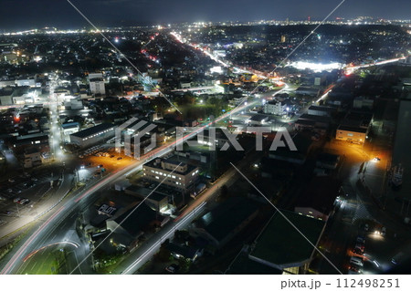 秋田市の街の夜景　秋田県 秋田市 112498251