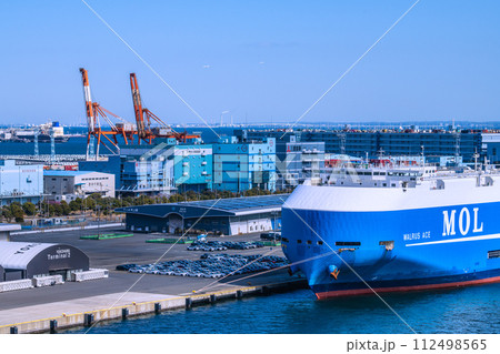 日本の横浜都市景観 2機の飛行機や自動車運搬船「ウォルラス・エース(WALRUS ACE)」など 日本の横浜都市景観 2機の飛行機や自動車運搬船「ウォルラス・エース(WALRUS ACE)」など 112498565