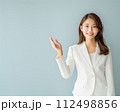 笑顔で案内するビジネスウーマン 112498856