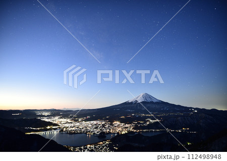 フジヤマツインテラスより河口湖を望む　＜新道峠＞ 112498948