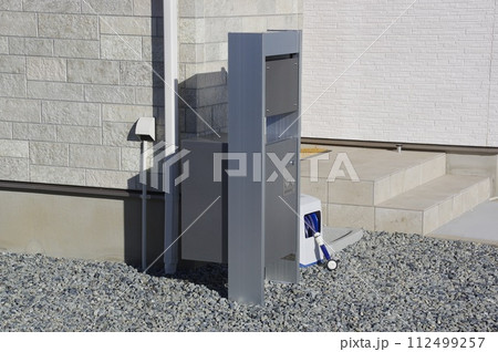 玄関前庭に設置された宅配ボックス 112499257