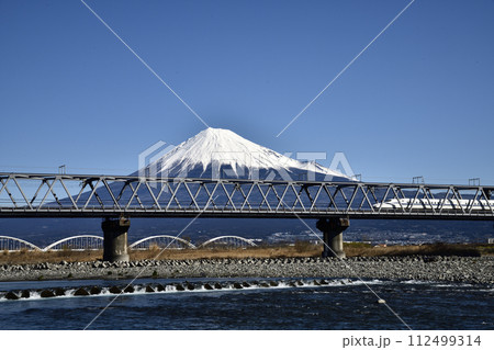 鉄橋を渡る新幹線と富士山 112499314