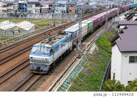 貨物列車  走行イメージ　 112499428