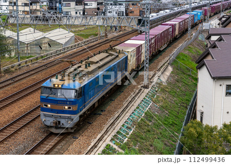 貨物列車  走行イメージ　 112499436