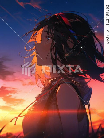 夕焼けに染まる空を見上げる女性 112499562