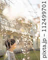 桜を眺める男の子 桜を眺める男の子 112499701