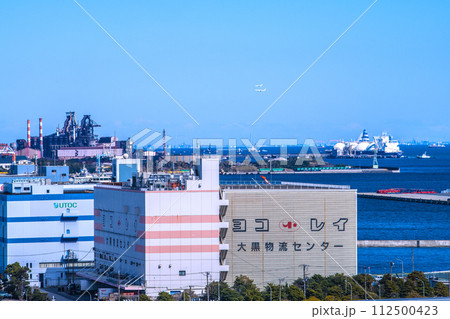 日本の横浜都市景観 2機の飛行機や大黒物流センター、LNG船「エネルギーリバティ」などを望む 112500423