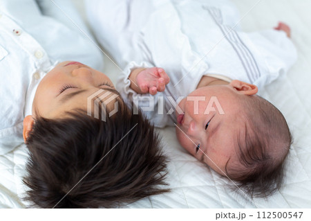 昼寝をする幼児と乳児ふたり 112500547