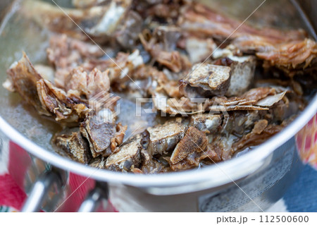 精肉店から出る骨と軟骨の廃棄物　加熱処理した犬の餌 112500600
