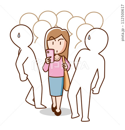 歩きスマホで人ごみの中を歩く女性 歩きスマホで人ごみの中を歩く女性 112500617