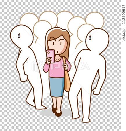 歩きスマホで人ごみの中を歩く女性 歩きスマホで人ごみの中を歩く女性 112500617