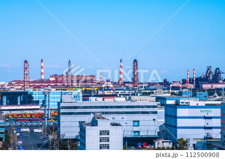 日本の横浜都市景観 3機の飛行機(左方向に羽田空港)や各社・物流センターなどを望む 日本の横浜都市景観 3機の飛行機(左方向に羽田空港)や各社・物流センターなどを望む 112500908