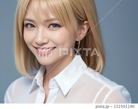 ブロンドヘアーで青い目の女性の斜め前からの笑顔 112501190