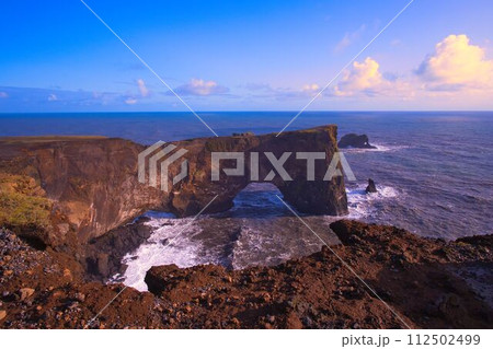 Elephant Rock, a landmark on Dyrholay Beach, Iceland Elephant Rock, a landmark on Dyrholay Beach, Iceland 112502499