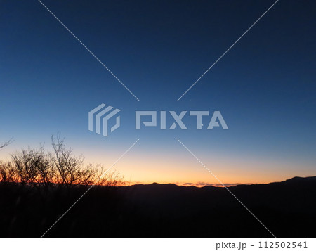 冬の高見山(山頂に向かう登山道からの朝日) 冬の高見山(山頂に向かう登山道からの朝日) 112502541