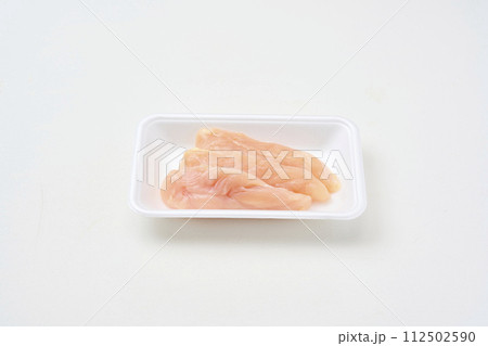 トレイにのった鶏ささみ肉 112502590
