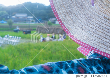 稲刈りの終わった田圃に残された案山子 稲刈りの終わった田圃に残された案山子 112502654