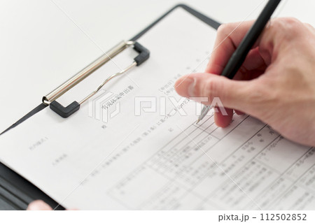 育児休暇申請書に記入するビジネスマン 112502852
