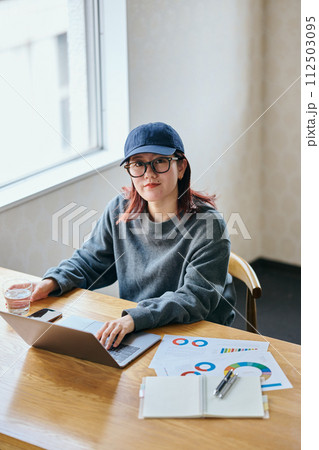 パソコンをタイピングする若い女性 パソコンをタイピングする若い女性 112503095