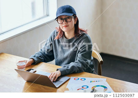 パソコンをタイピングする若い女性 112503097