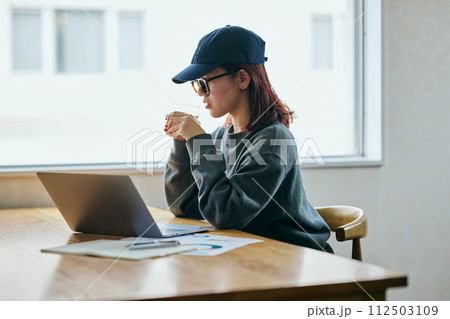 グラスを持つ若い女性 112503109