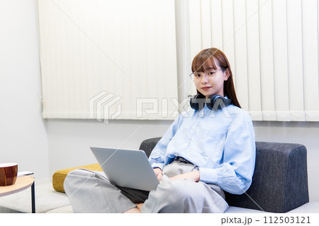 ノートパソコンで仕事をする/リモートワークをする女性 112503121