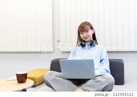 ノートパソコンで仕事をする/リモートワークをする女性 112503122
