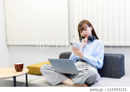 ノートパソコンで仕事をする/リモートワークをする女性 ノートパソコンで仕事をする/リモートワークをする女性 112503132