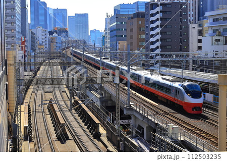 神田峠を越える都会を走る鉄道 112503235