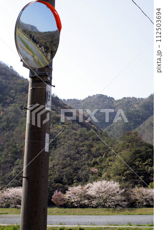 春の里山のカーブミラー 春の里山のカーブミラー 112503694