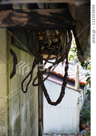 農家の納屋のワイヤーロープ 112503698