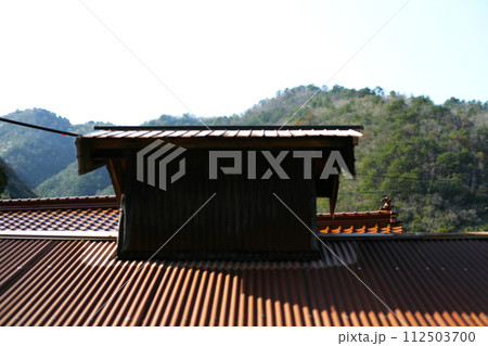 農家の屋根 112503700