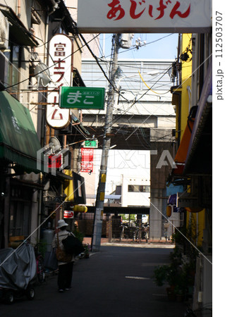 昭和の雰囲気が漂う路地 昭和の雰囲気が漂う路地 112503707