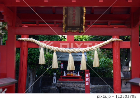 神社の鳥居としめ縄 神社の鳥居としめ縄 112503708