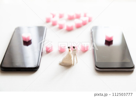 スマホ恋愛イメージ 結婚 婚活 マッチングアプリ 出会い 112503777