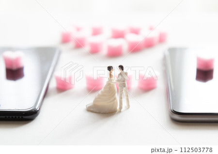 スマホ恋愛イメージ 結婚 婚活 マッチングアプリ 出会い スマホ恋愛イメージ 結婚 婚活 マッチングアプリ 出会い 112503778