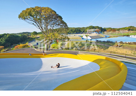 北九州市響灘緑地グリーンパークの太陽の丘大きな滑り台 112504041