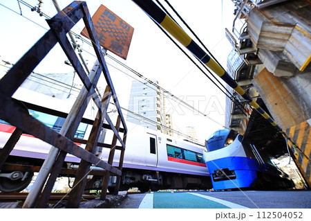 日暮里の踏切を通過する常磐線 112504052