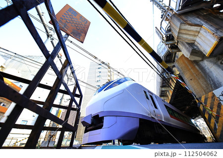 日暮里の踏切を通過する常磐線 112504062