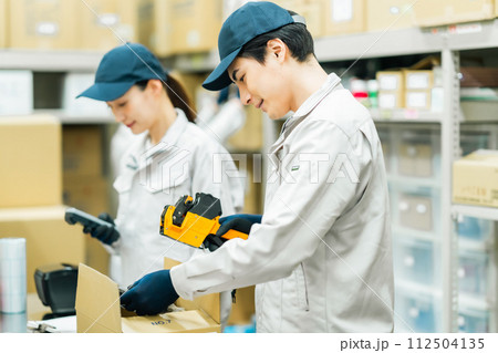 バックヤードでラベリングをする若い作業員 112504135