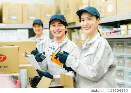 箱付作業をする若い作業スタッフ 112504150