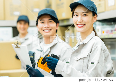 箱付作業をする若い作業スタッフ 112504153