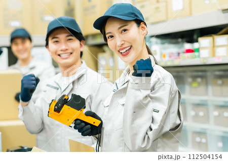 笑顔の若い出荷チーム 112504154