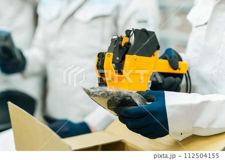 箱付作業をする若い作業スタッフ 顔なし 箱付作業をする若い作業スタッフ 顔なし 112504155