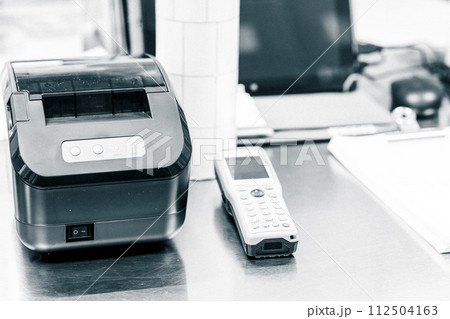 感熱ラベルプリンターとスキャナで管理されたバックヤード 112504163