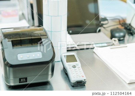 感熱ラベルプリンターとスキャナで管理されたバックヤード 112504164