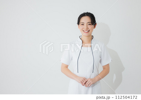 お辞儀するエステティシャン 112504172