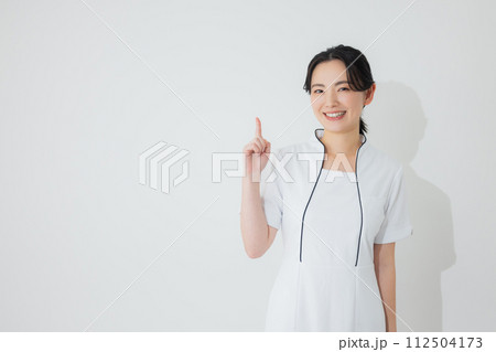 お辞儀するエステティシャン お辞儀するエステティシャン 112504173
