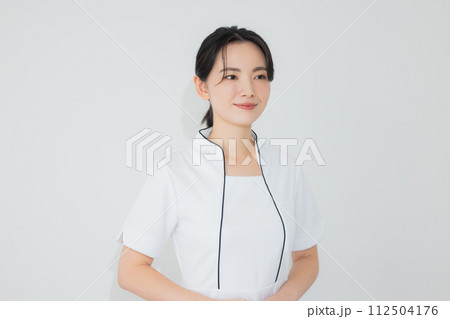 お辞儀するエステティシャン お辞儀するエステティシャン 112504176