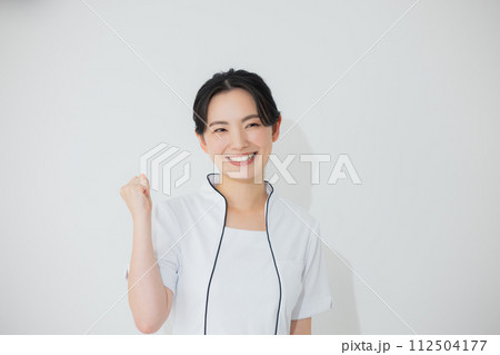 お辞儀するエステティシャン お辞儀するエステティシャン 112504177